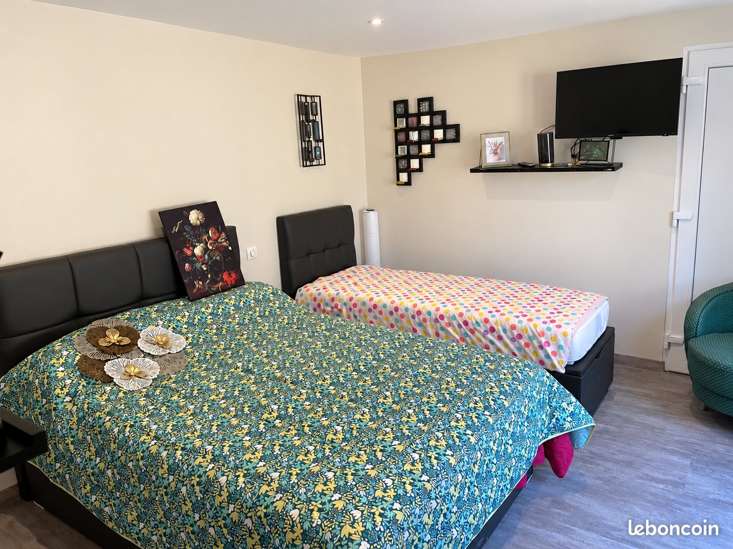 Chambre avec un grand lit et un lit simple