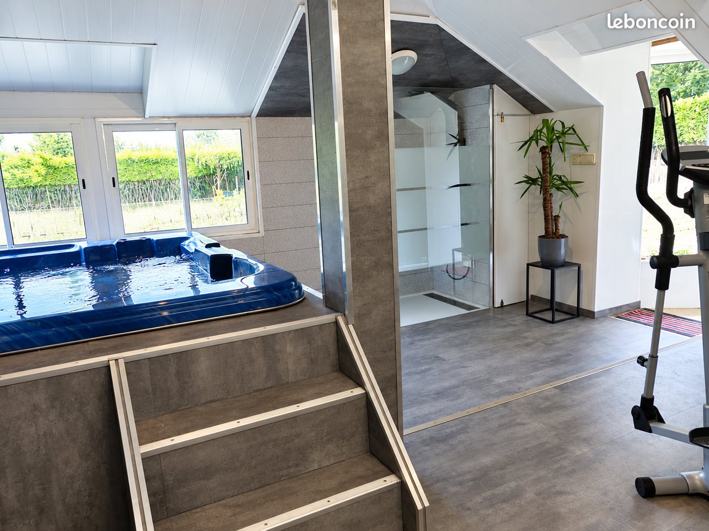 Espace bien-être avec spa encastré, douche italienne et vélo elliptique